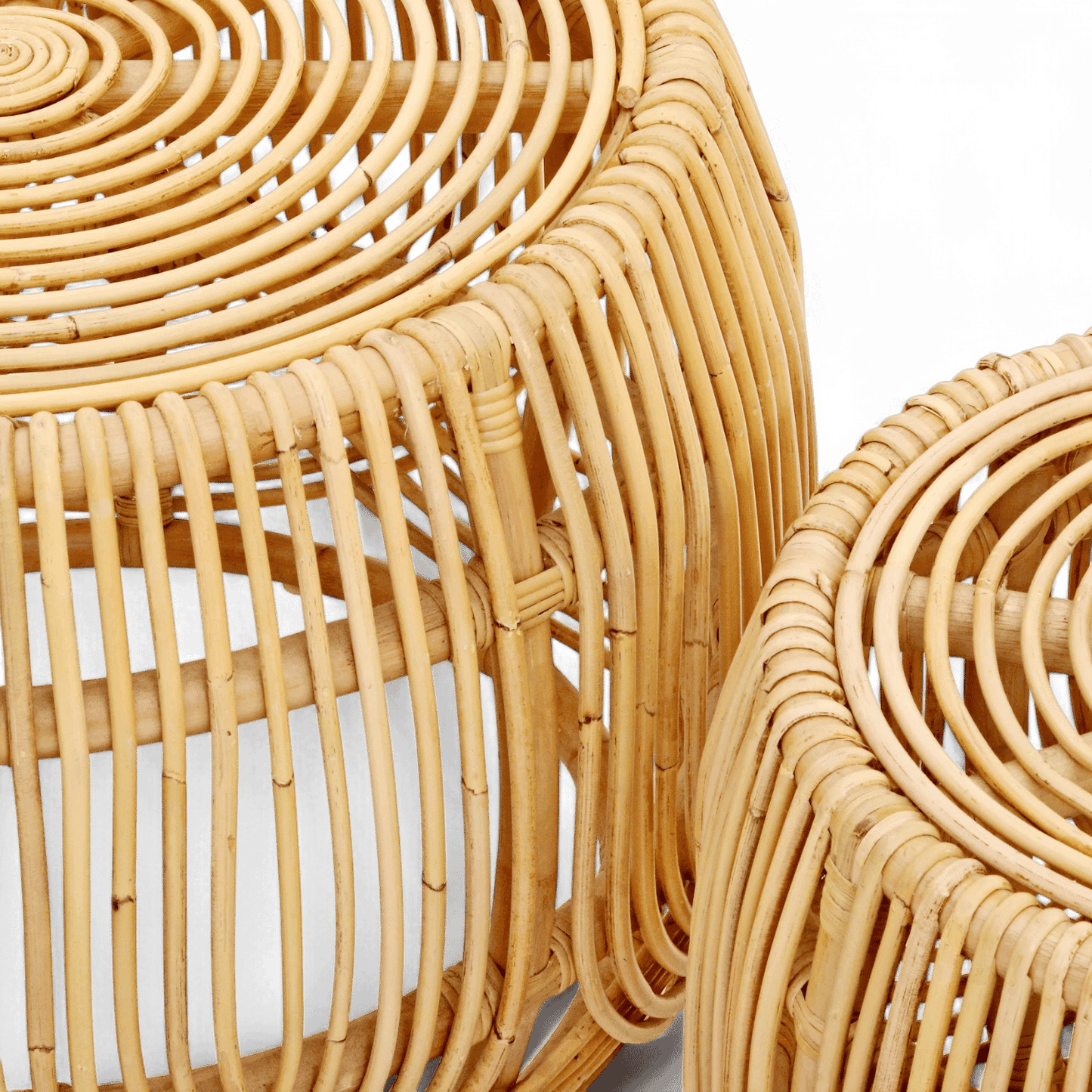 Tavolini impilabili in vimini e rattan