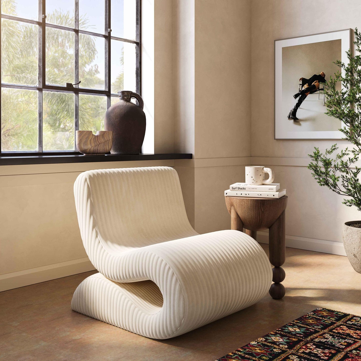 Poltrona decorativa in velluto a coste color ambra beige